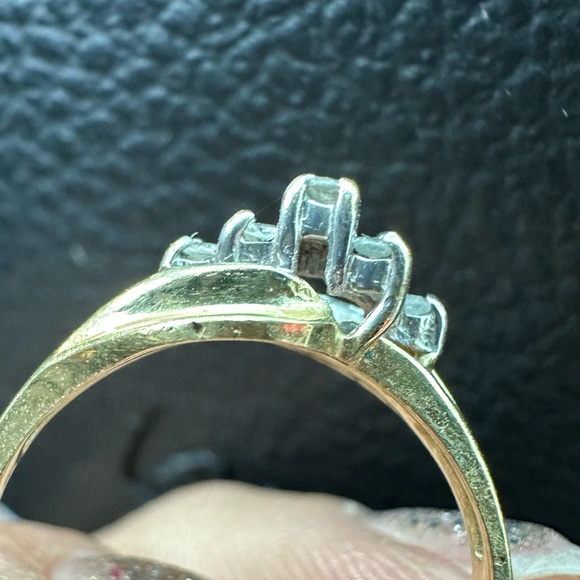 14k diamond cluster ring! Beautiful! - Picture 5 of 7